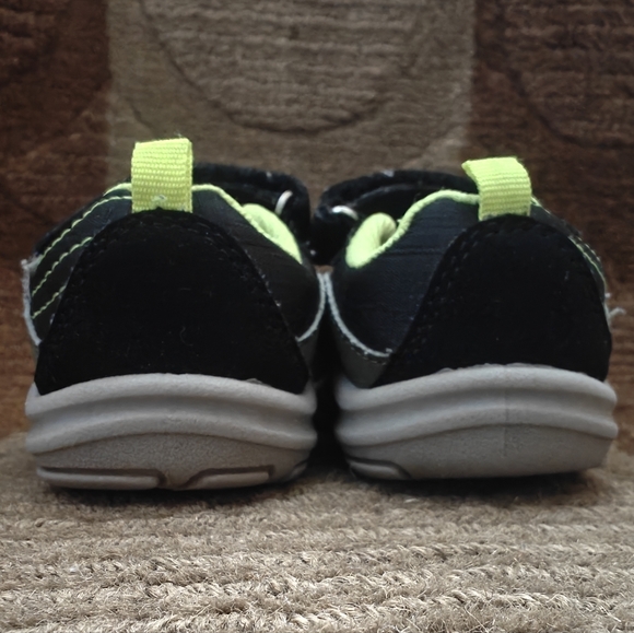 Oshkosh B'gosh toddler size 8 EverPlay sneakers in camo - Picture 8 of 8